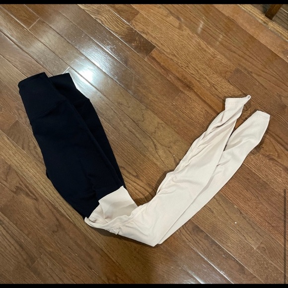 Alo Yoga Goddess Leggings Black and Light Pink - Picture 5 of 11